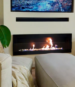 Biokominek-1200x400-wiszacy-z-szyba-czarny-aranzacja-03b