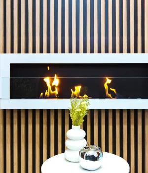 Biokominek-wiszacy-z-szyba-1200x400-bialy-polysk-aranzacja-07