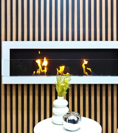 Biokominek-wiszacy-z-szyba-1200x400-bialy-polysk-aranzacja-07